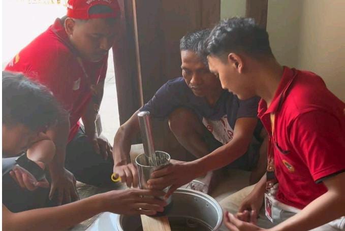 Inovasi Alat Pencetak Pentol untuk Meningkatkan Produktivitas UMKM di Desa Sukorejo 20 KKN Untag pentol