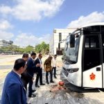 BRI Kancab Kapas Krampung Serahkan Bantuan Bus ke Ubaya