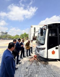 BRI Kancab Kapas Krampung Serahkan Bantuan Bus ke Ubaya
