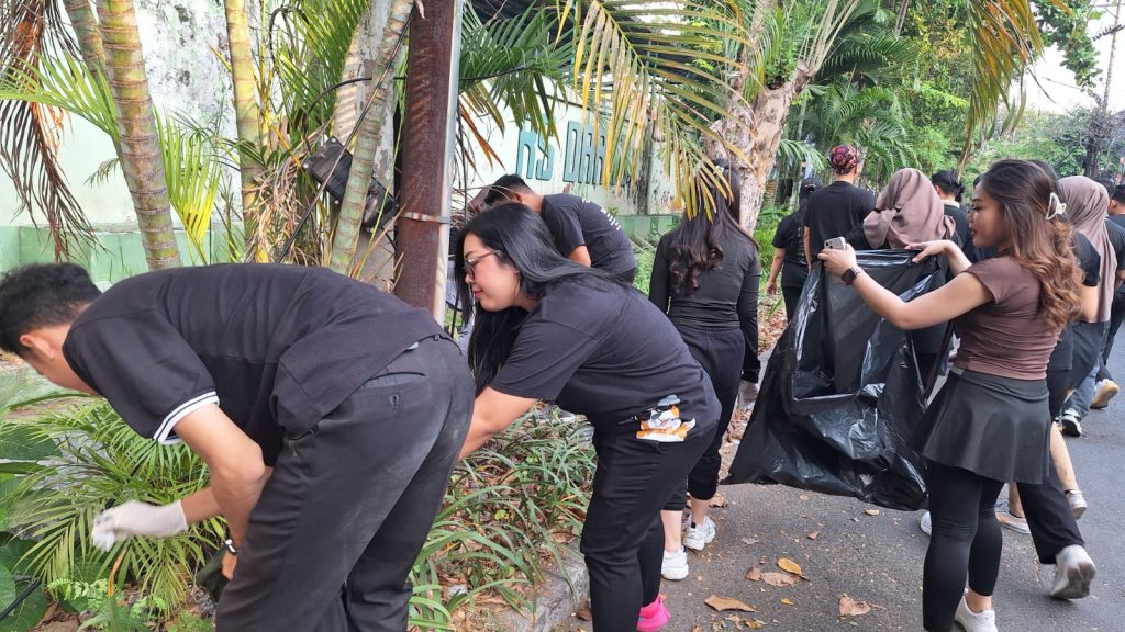 Grand Swiss-Belhotel Darmo Surabaya Peringati Semarak HUT ke-81 RI dengan Aksi Plogging 20 Grand Swissbell Bersih2