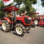 Mas Dhito Salurkan bantuan Traktor