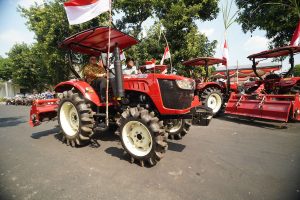 Mas Dhito Salurkan bantuan Traktor