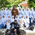 Mas Dhito dan pelajar