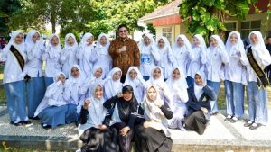 Mas Dhito dan pelajar