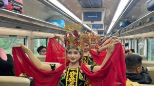 Gandrung On Train Meriahkan Perjalanan KA Sangkuriang