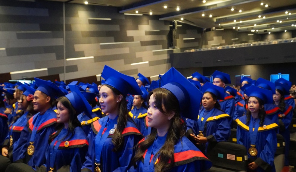 Sebanyak 959 Wisudawan ke 90 UK Petra Siap Emban Nilai LIGHT 20 Wisuda ke 90 UK Petra