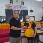 Yayasan Sosial Dharma Warga Bagikan 700 Kue Bulan dan Paket Sembako