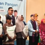 beri bantuan beras di Kabupaten Kediri
