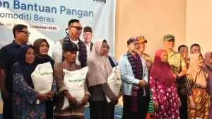 beri bantuan beras di Kabupaten Kediri