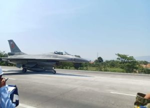 Pesawat F 16 dan Super Tucano Mendarat di Tol Paspro