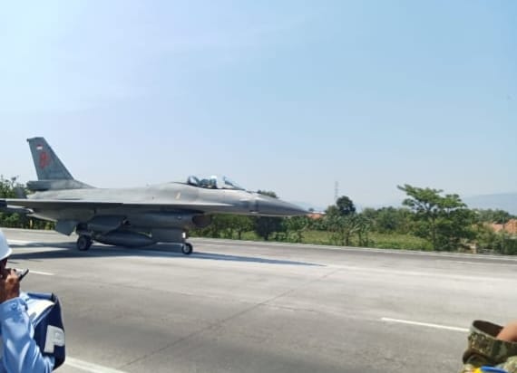Pesawat F 16 dan Super Tucano Mendarat di Tol Paspro