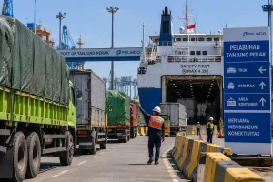 Truk Pelabuhan Tanjung Perak